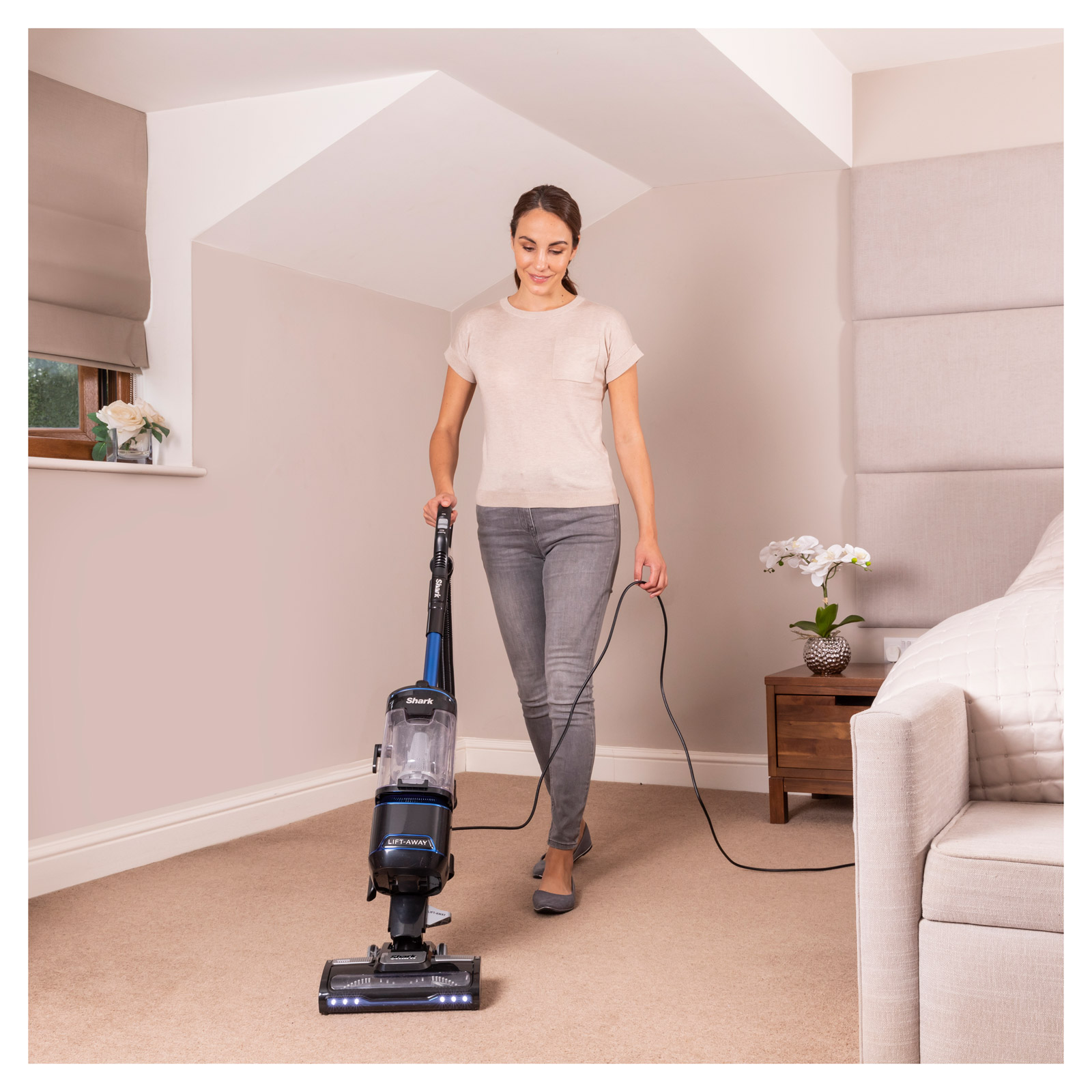 Shark NV602UK Shark Lift Away Upright Vacuum Cleaner in Black, photo 2