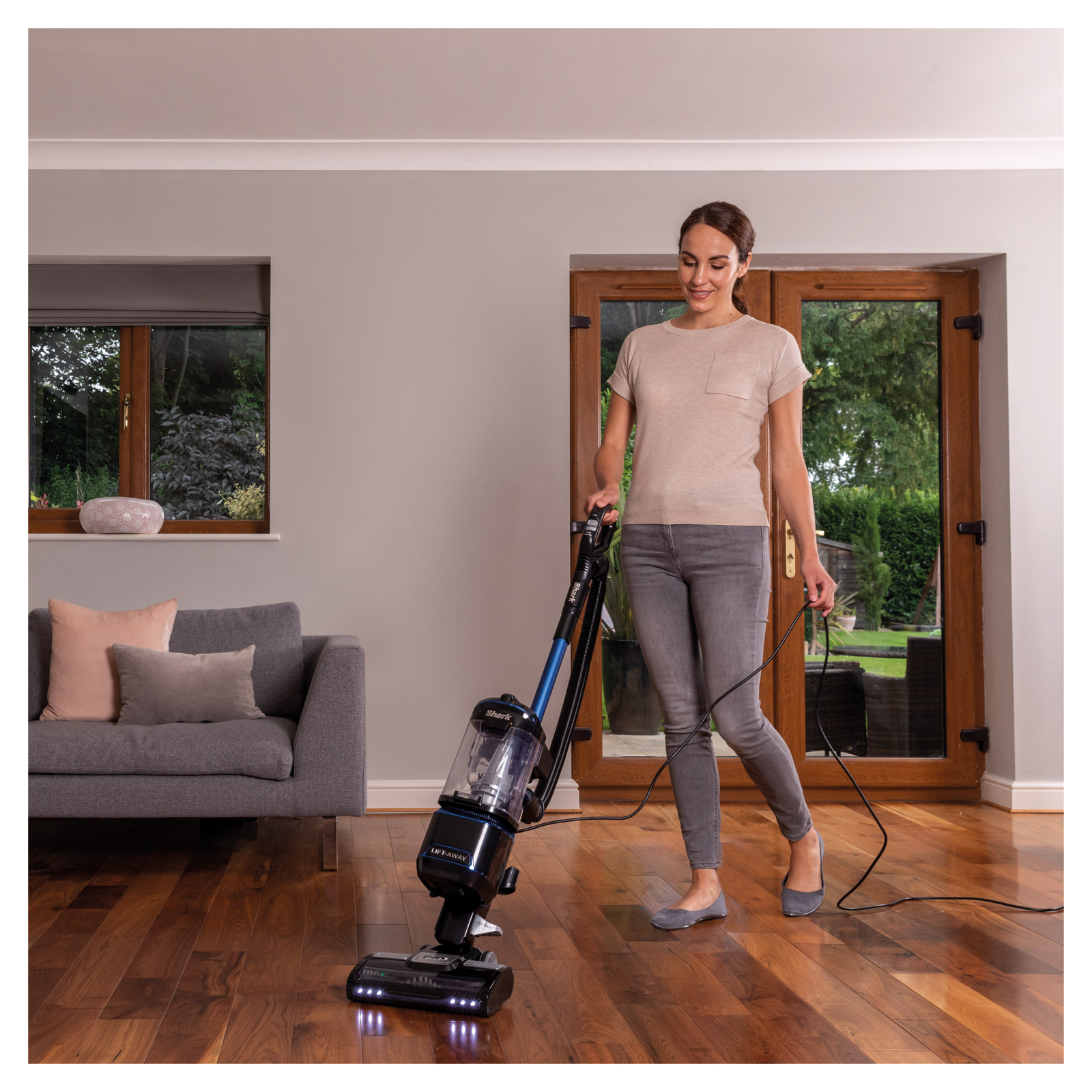 Shark NV602UK Shark Lift Away Upright Vacuum Cleaner in Black, photo 3