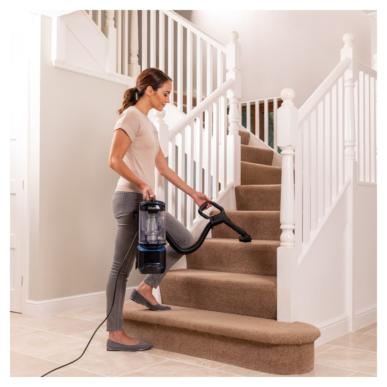 Shark NV602UK Shark Lift Away Upright Vacuum Cleaner in Black, photo 4